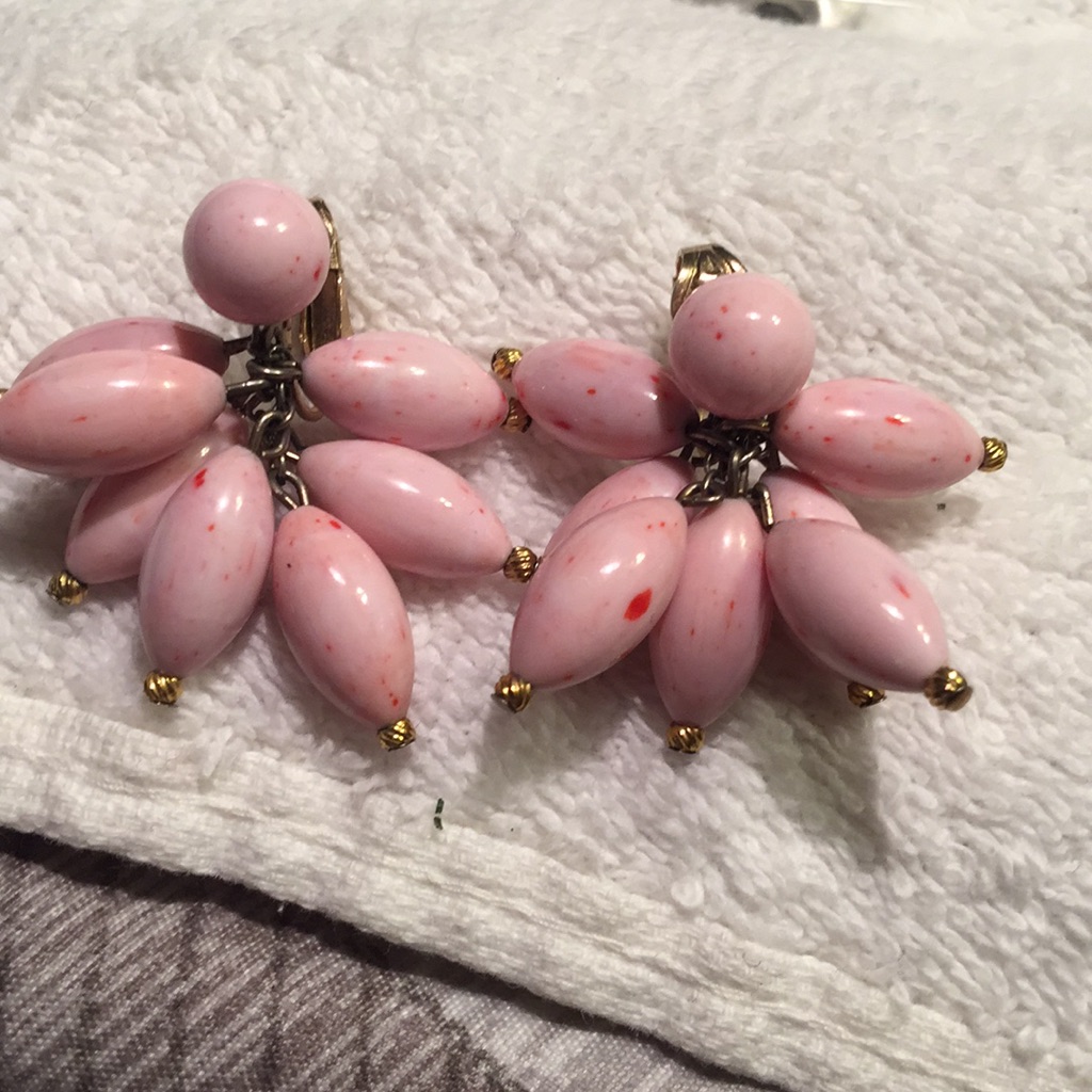 Vintage Richelieu Pink Beaded Earrings 12$
